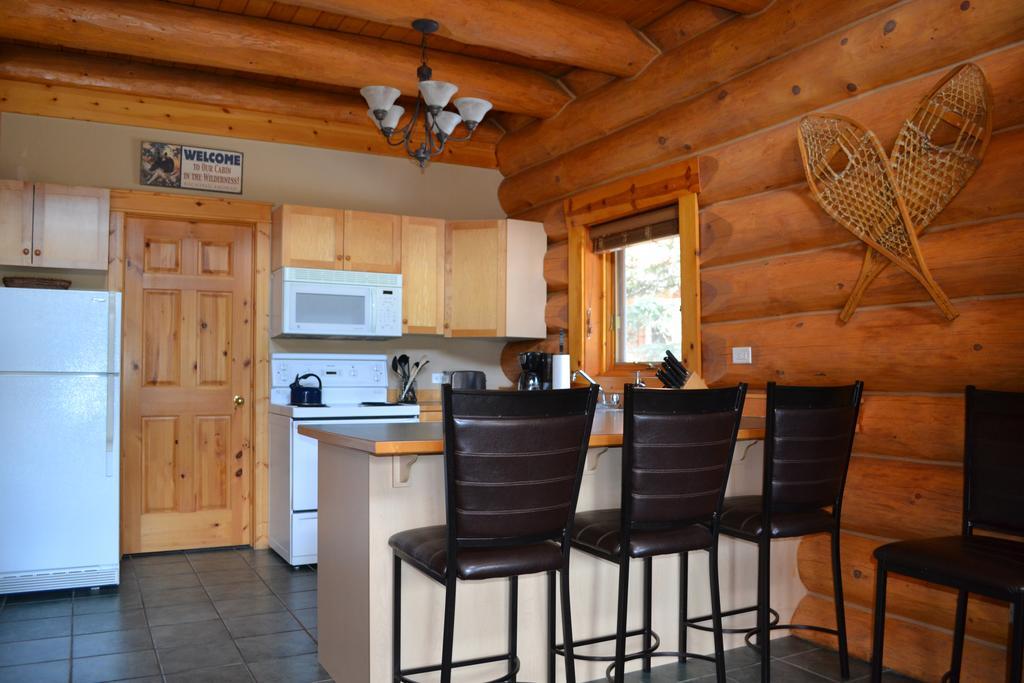 Yoho Chalets Villa Golden Exterior photo