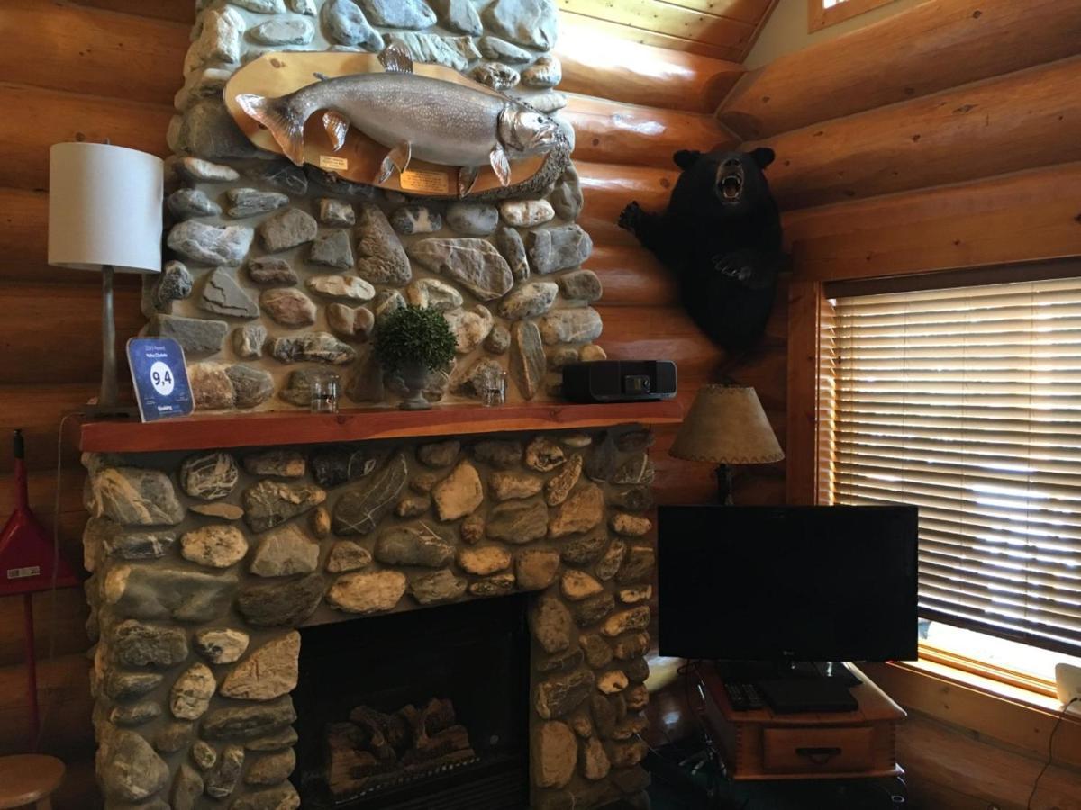 Yoho Chalets Villa Golden Exterior photo